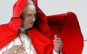 FOTO: EPA / Penzionisani papa Benedikt 